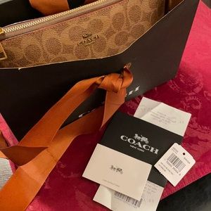 NWT Authentic Coach Clutch ❤️🔥